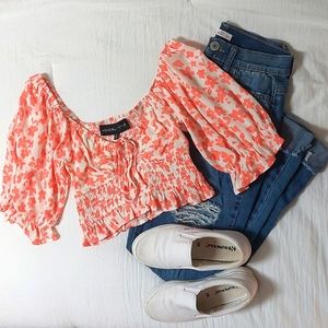 Above is a pleated blouse by Kendall+Kylie in a size small. Perfect condition!🌸